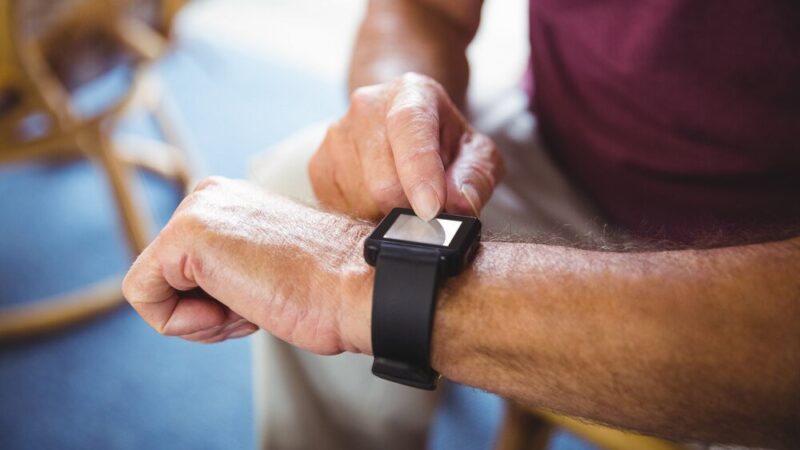 Smartwatch dla seniora: Jak wybrać najlepszy model z funkcją SOS i GPS