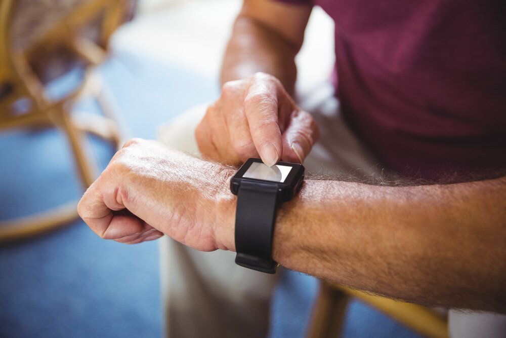 Smartwatch dla seniora: Jak wybrać najlepszy model z funkcją SOS i GPS