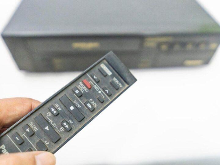 Dekodery DVB-T2: Jak wybrać i skonfigurować, aby odbierać kanały za darmo w 2023 roku