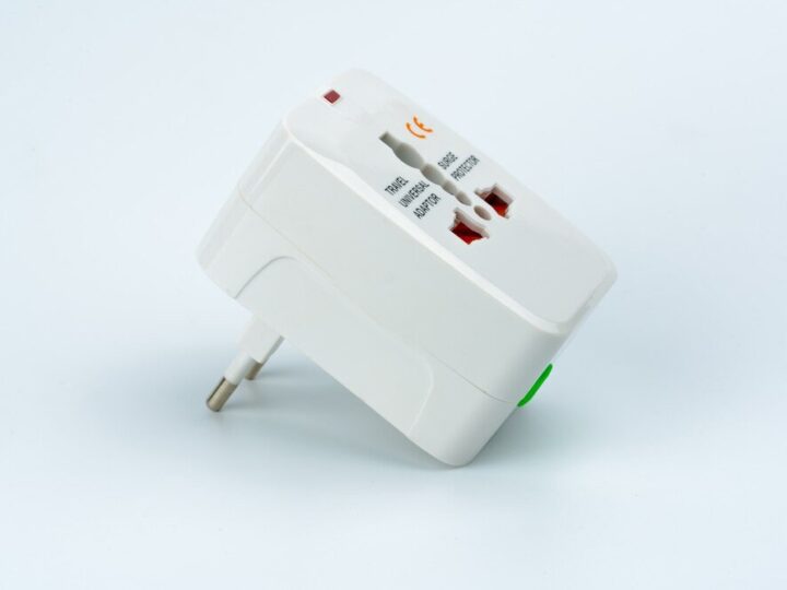 Listwa antyprzepięciowa z warystorem – dlaczego warto ją mieć?