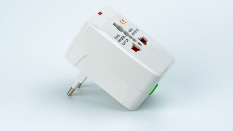 Listwa antyprzepięciowa z warystorem – dlaczego warto ją mieć?