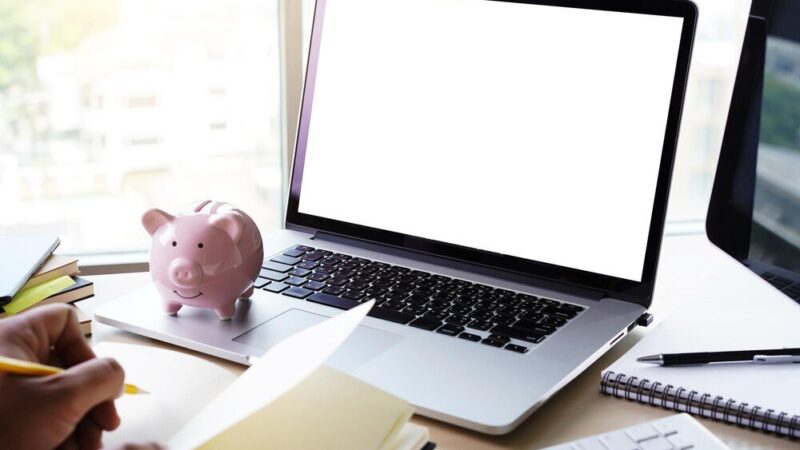 Tani i dobry laptop do pracy biurowej – ranking laptopów do 2500 zł