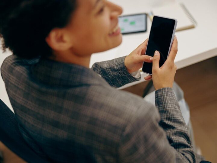 Jak sprawdzić czy telefon ma podsłuch – oznaki i metody