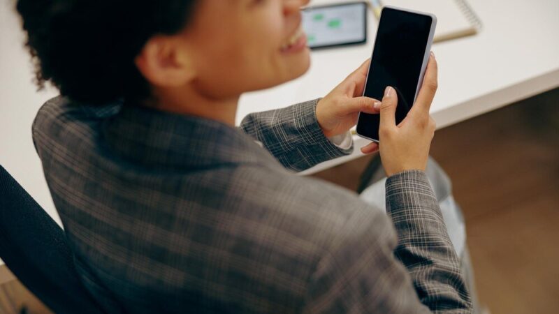 Jak sprawdzić czy telefon ma podsłuch – oznaki i metody