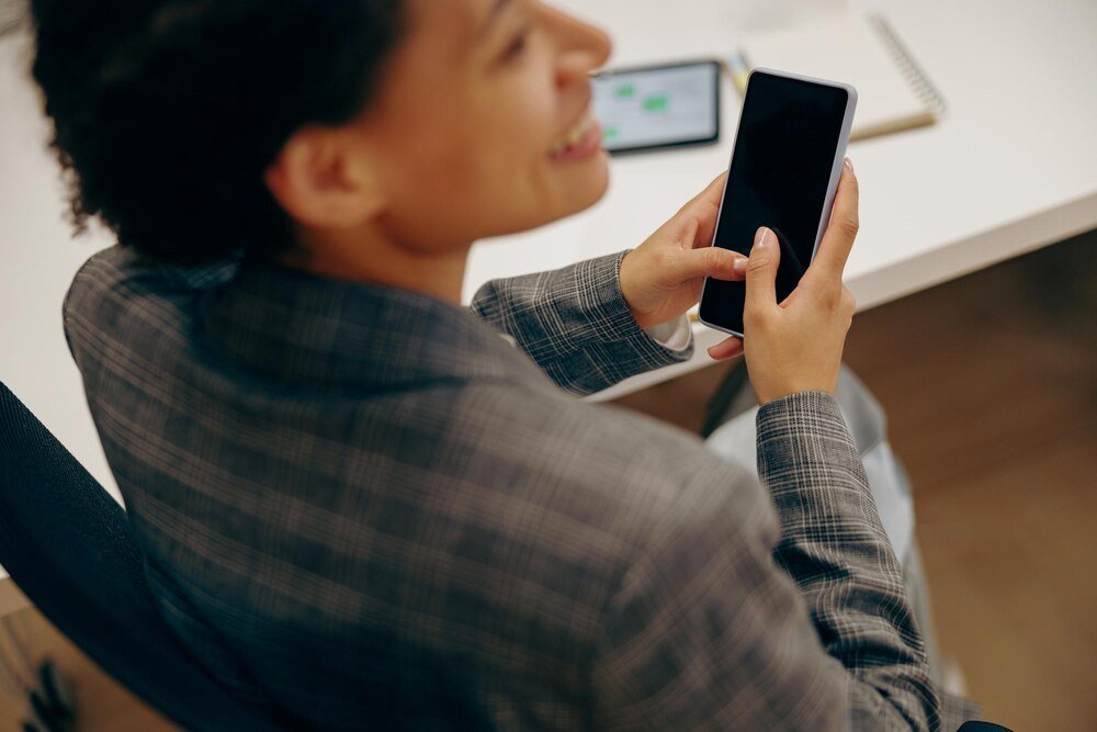 Jak sprawdzić czy telefon ma podsłuch – oznaki i metody