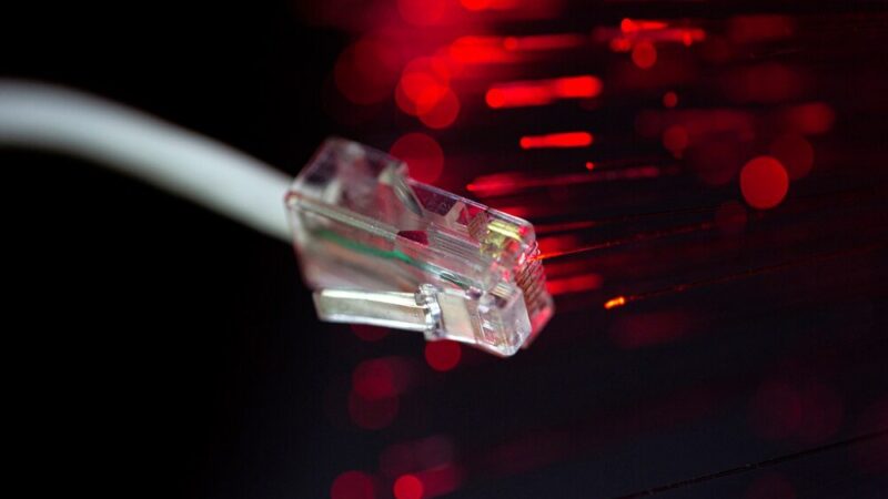 Netia vs UPC: Który dostawca internetu światłowodowego jest lepszy?