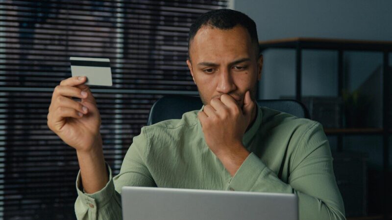 Co to scam – znaczenie, przykłady, jak się chronić