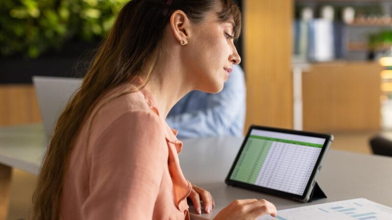 Jak zablokować wiersz w Excelu – praktyczny poradnik dla początkujących