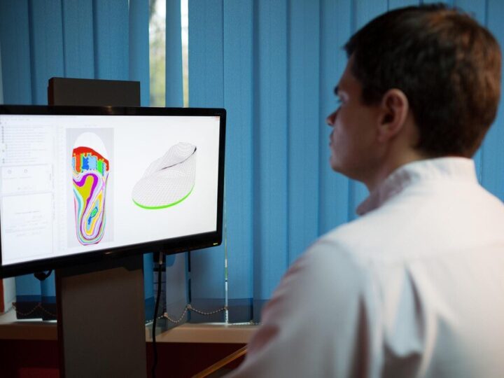 Na jakiej wysokości monitor – ergonomiczne ustawienie stanowiska pracy