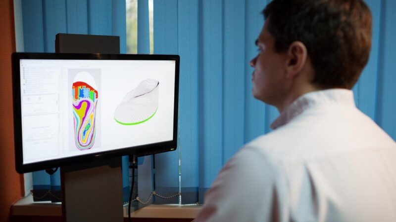 Na jakiej wysokości monitor – ergonomiczne ustawienie stanowiska pracy