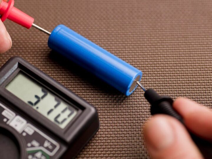 Pojemność kondensatora – wzór, jednostki, obliczenia