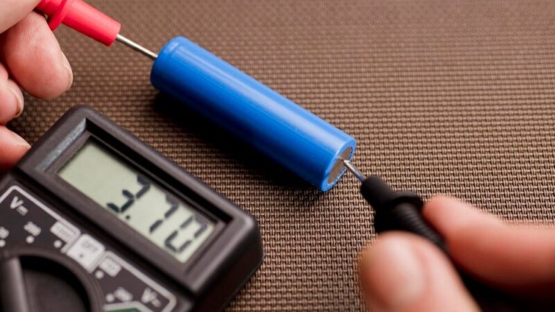 Pojemność kondensatora – wzór, jednostki, obliczenia