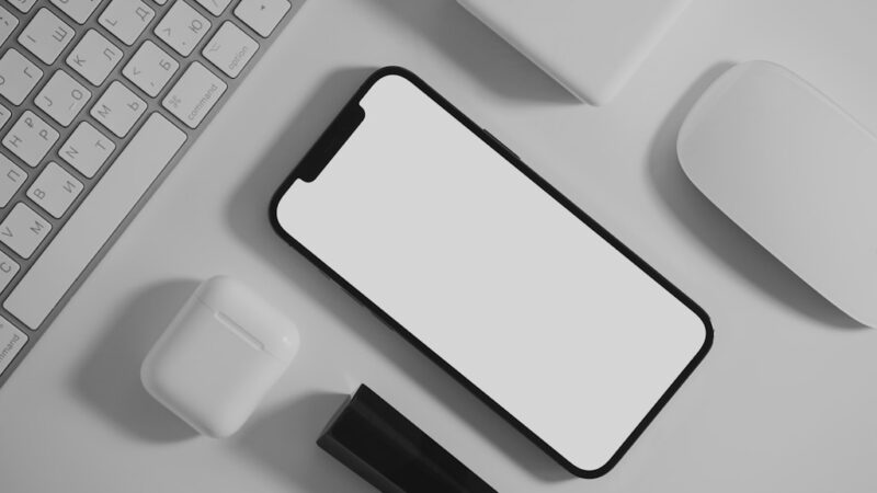Nowoczesne technologie i tradycyjne podejście. Jak dbać o telefon, żeby służył latami?