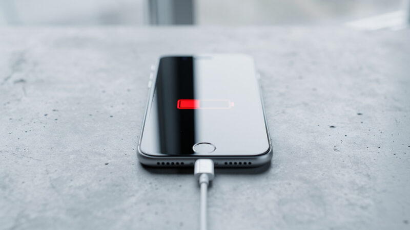 IPhone się nie ładuje – co może być przyczyną?