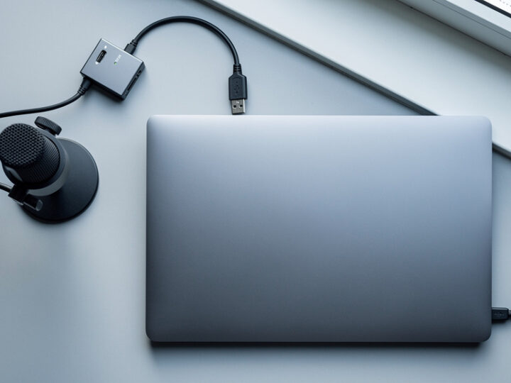 Jak podłączyć mikrofon do laptopa z jednym wejściem – proste sposoby